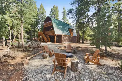 Image de Roos Roost, cozy cabin on private wooded lot with 5 bedrooms and 2. 5 baths