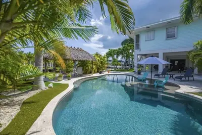 Image de Pool, tiki hut, easy ocean access canal, dock, prime location 30m to Key West