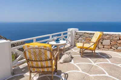 Image de Appartement \"Kimolos\" avec vue sur la mer, bain à remous et Wi-Fi.
