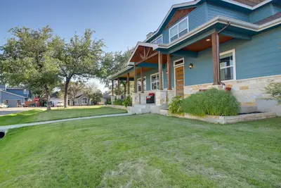 Image de Modern Lago Vista Home w/ Pool & Lake Access!