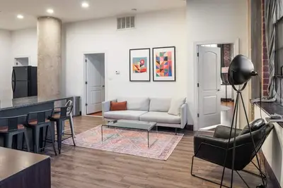 Image de Sosuite | 3br Apt w Balcony, W/D, Gym, On-Site Bar