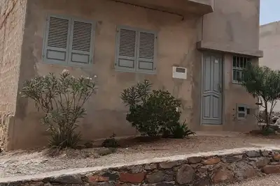 Image de Characteristic old country house in the middle of the desert
