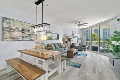 Image de Newly Updated Palms Unit! Free Coffee - Huge dining table - Shuttle to Beach!