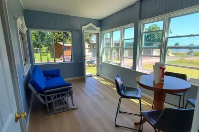 Image de Quiet lakeview deluxe cottage borders bird santuary 250 feet from the beach.