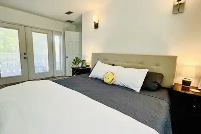 Image de Large 2 Bedroom Suite with Secret Garden—5 min from downtown!