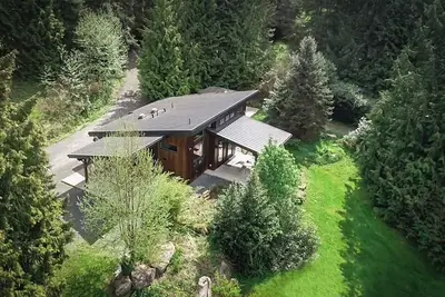 Image de Bellingham Meadows- sunny modern cabin w\/ hot tub