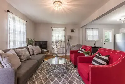 Image de Modern & Cozy Cape | 4 Bedroom House | Central Location