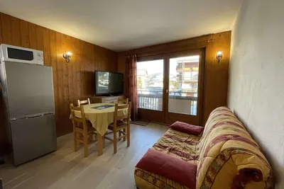 Image de 300m du centre station, 1er étage, vue montagne, balcon, parking, télévision, casier à ski, 29m²