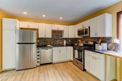 Image de Renovated home sleeps 12+ Off  Access Rd. Hot Tub + Sauna + Deck