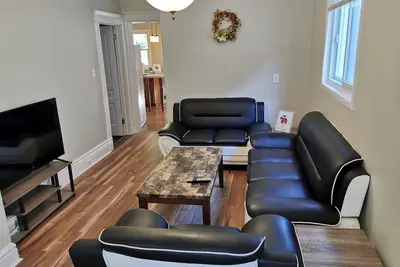 Modern luxury 4 Br near downtown & Uwo