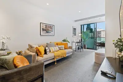 Image de Central Entertainer with Panoramic City Views