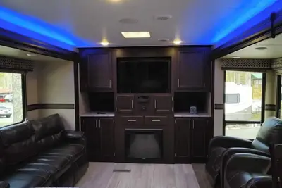 Image de Modern Camper in the Smokies