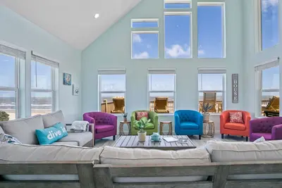 Image de 7br Beachfront | Ocean Views, Sunroom & Pet-Friendly