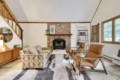 Image de Charming, updated Cabin in The Hideout
