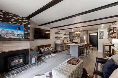 Image de Luxurious 2 Bedroom Base Camp Condo - Steps from Kirkwood Village by RedAwning