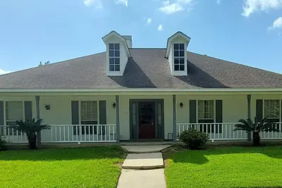 Image de 4 B/R House. Central Location. Clean and comfy.
