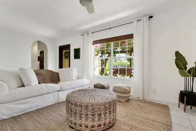 Image de New Waterfront Beachy Bungalow
