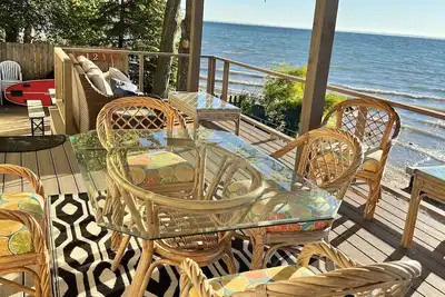 Image de Right on the Lake Michigan - walk to town and across from Tart trail