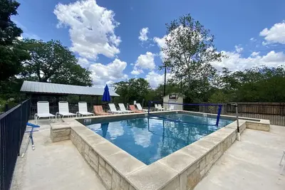 Image de Frio River House+Bunkhouse, Pavilion and Private Pool, Near State Parks!