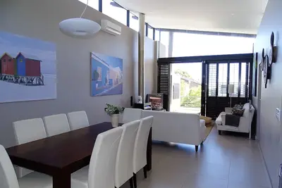 Light&Bright top floor Apartment, a minute's walk to the beach!