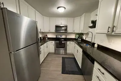 Image de Updated One Bedroom Apartment