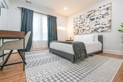 Image de Luxury Remodeled Dc Suite- Near restuarants, H Street & downtown. Quiet area! !