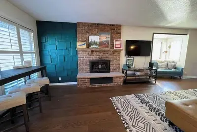 Image de Cottage in the Canopies! Spacious Retreat Nestled in Trees and Steps from Lake DeSoto - Pets stay Free!