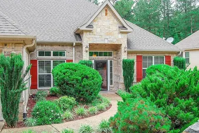 Image de Quiet, Beautiful Home Nestled in the woods