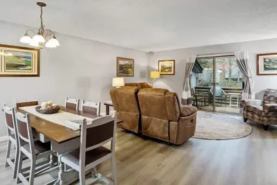 Image de Quaint Townhome Nestled in the Piney Woods