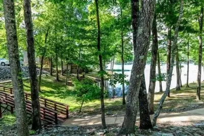 Image de Homey, Roomy, with Lake View!
