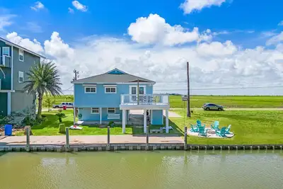 Cozy Canal-Front Beach Bungalow with Great Views