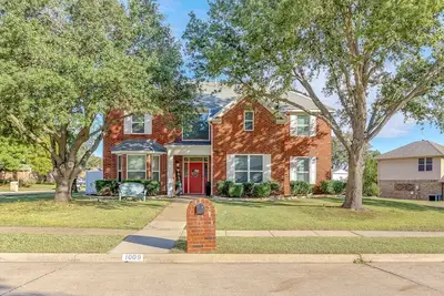 Image de Big family-sized lovely traditional house. 14 minutes to Dfw Airport!