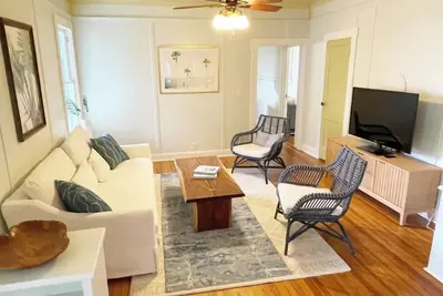 Image de Historic Stylish Gem. Walk to Water & Downtown! 7 mins to Beach.