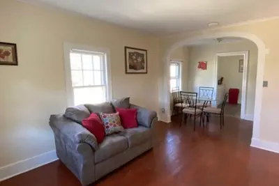 Image de Beautiful Newly Furnished & Updated Apartment! Calling Travel Nurses & Meds!