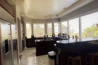 Image de Gorgeous Home overlooking the Ocean with magnificent sunset views. .