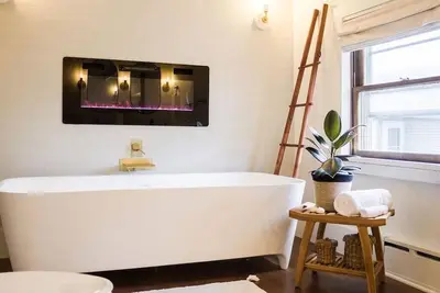 Image de Woodhaven Hideaway: luxe retreat, easy walk to local pool