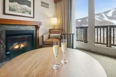 Image de Stunning Studio - Top Floor Views! - Ski in/out