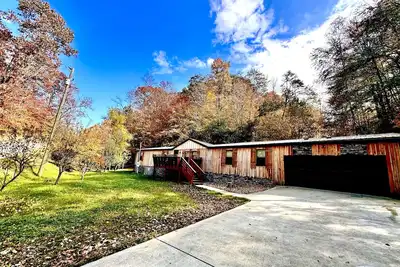 Image de Amazing Secluded Cabin ~ Hot Tub ~ Close To Everything ~ 2 Minutes To Parkway!