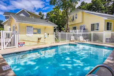 Image de Downtown Fish Creek- community pool, walking distance from restaurants and bars