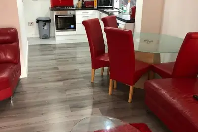 Immaculate 2-Bed House in High Wycombe Hp14