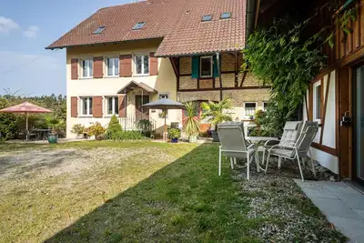 Image de Appartement 'Artesana 2 Bleichnau' avec terrasse privée et jardin partagé.
