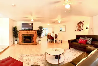 Image de 5bd Country Charm w/ 1Acre, Deck, Private space near Parks