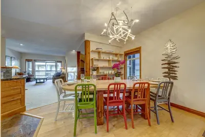 Image de Snowy Creek 14 - True Ski in Ski out, easy walk to Whistler Village, Private Garage.