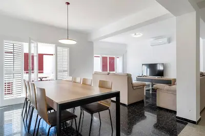 Image de Espace avec 5 chambres, 3 terrasses et 150m plage
