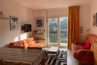 Image de Studio lumineux proche pistes avec balcon et casier à ski