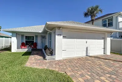 Image de Beach Side Base Camp ~ Luxury Home within Walking Distance to beach, shopping & dining!