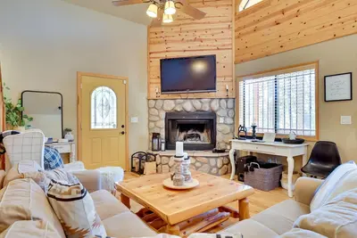 Image de Dog-Friendly Nutrioso Cabin w/ Wraparound Porch!