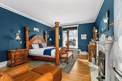 Image de Mary & Josephine Suite w/ Jacuzzi & Fireplace