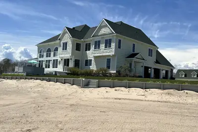Image de Huge Cape Cod Style Home on all Sandy beach / Cedar Lake Mi