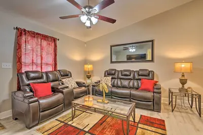 Image de 'The Royal Retreat' ~ 10 Mi to Local Beaches!